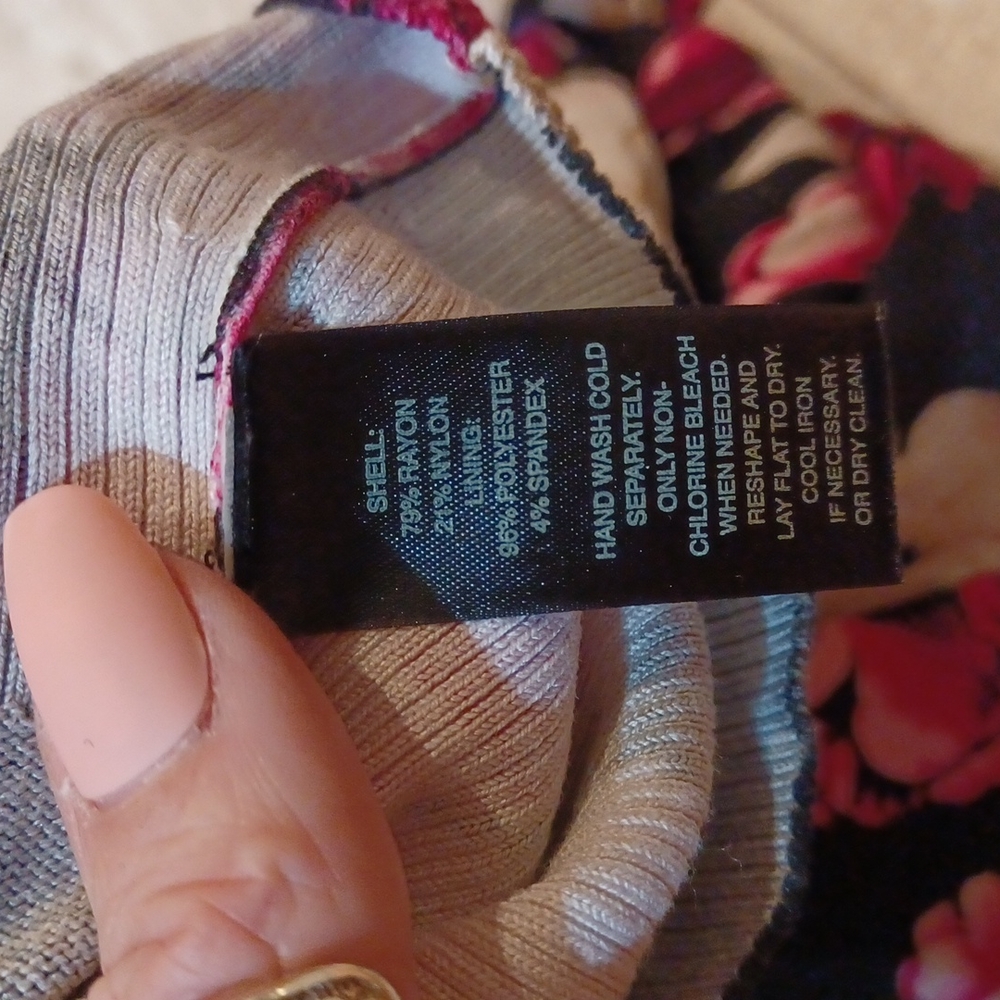 Gorgeous White House Black Market Floral Cardigan - Picture 7 of 8